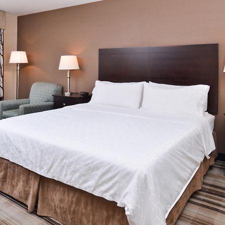 Holiday Inn Express & Suites Emporia Northwest By Ihg Exterior photo