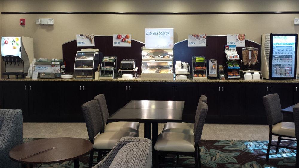 Holiday Inn Express & Suites Emporia Northwest By Ihg Exterior photo