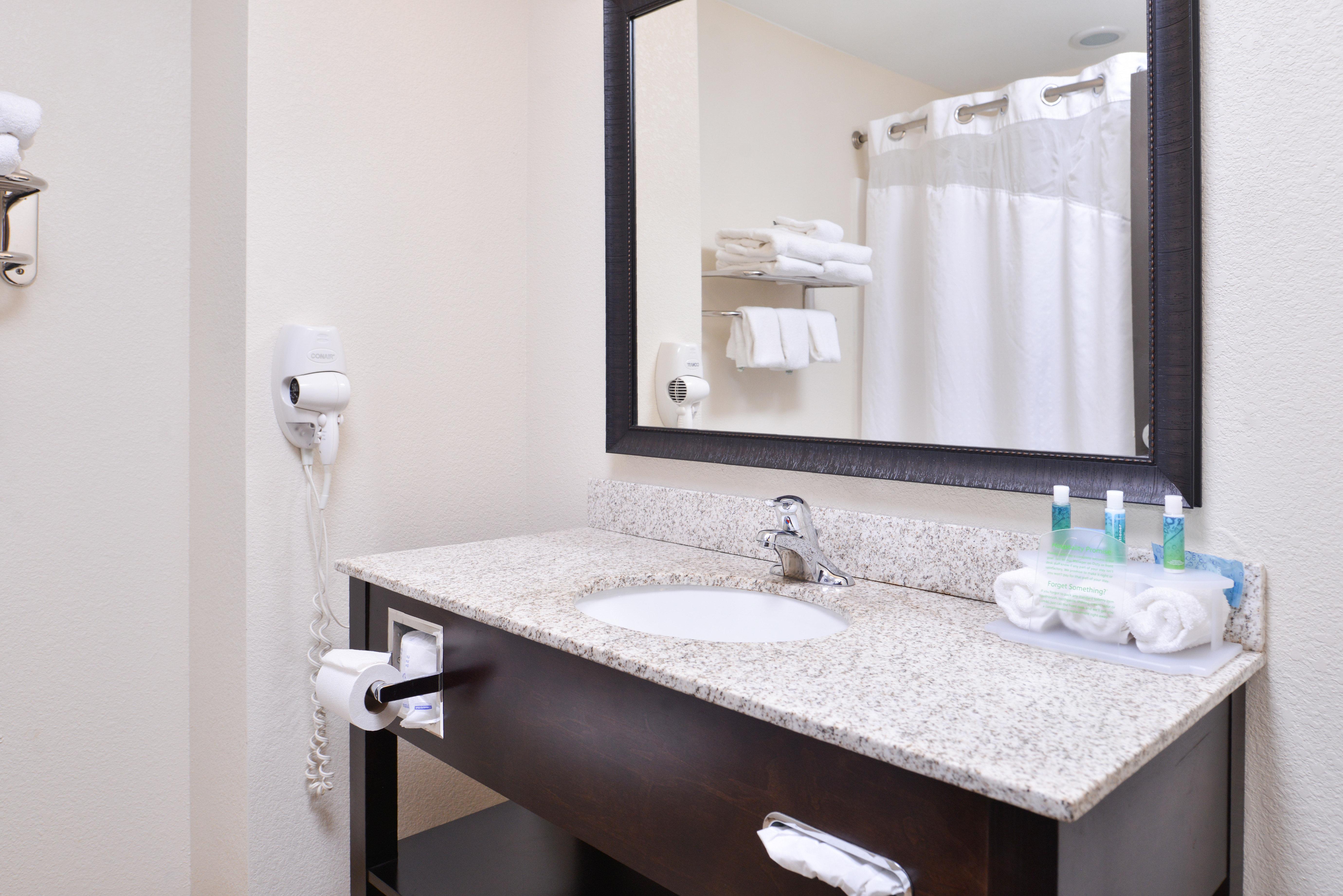 Holiday Inn Express & Suites Emporia Northwest By Ihg Exterior photo