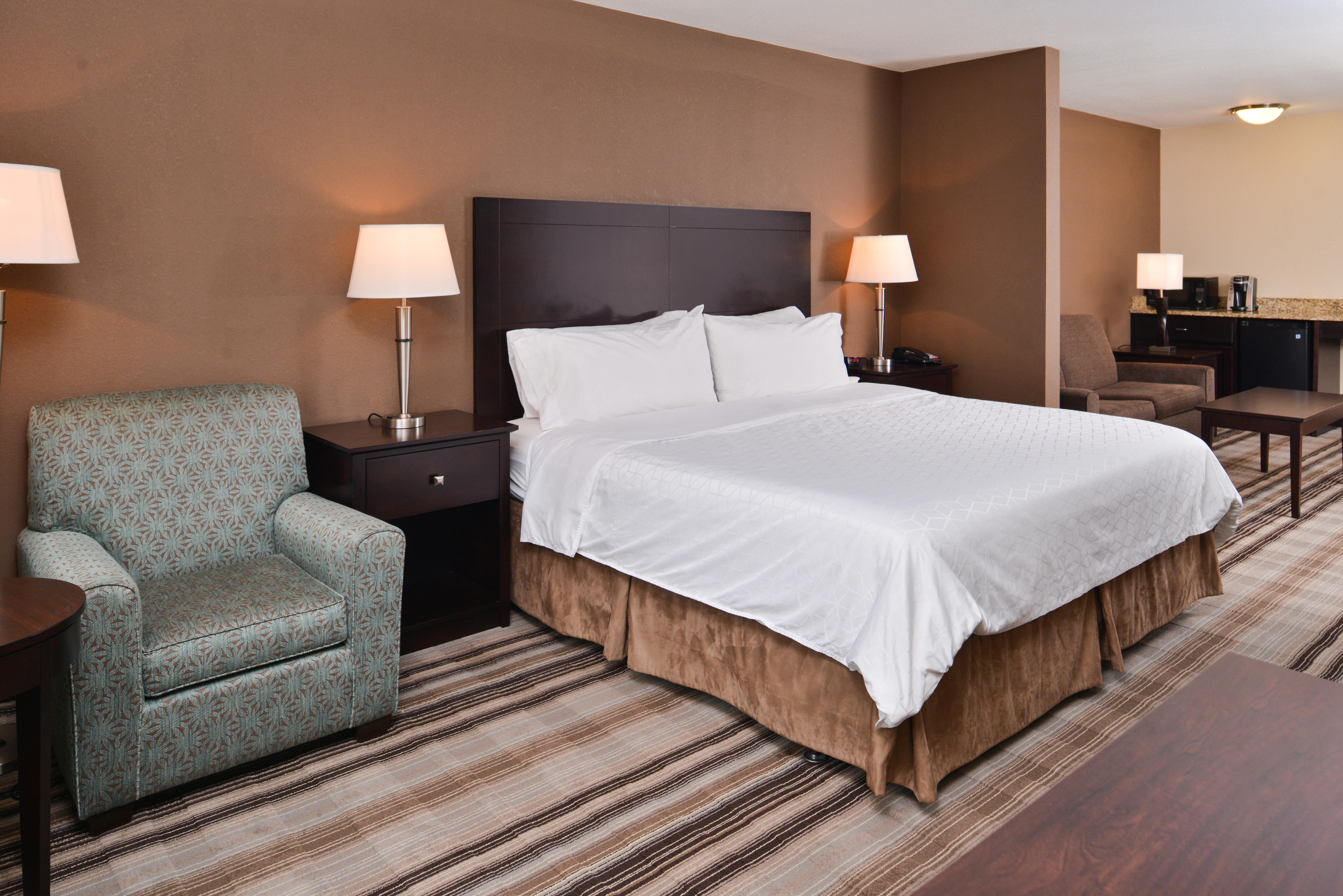 Holiday Inn Express & Suites Emporia Northwest By Ihg Exterior photo